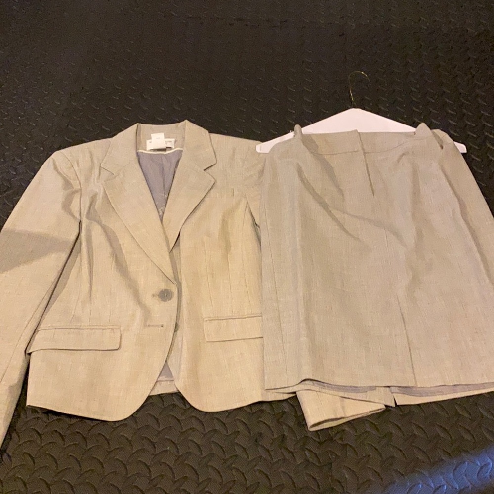 Skirt suit